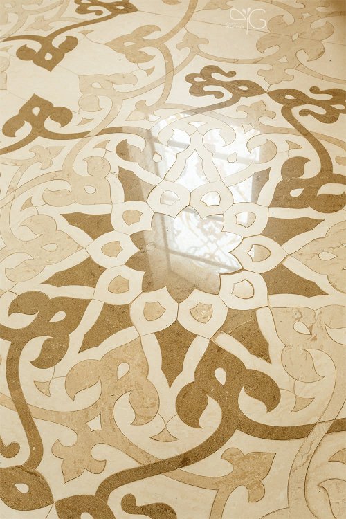 Узоры на полу во внутреннем зале Памятного знака, где хранится самый большой в мире печатный Коран