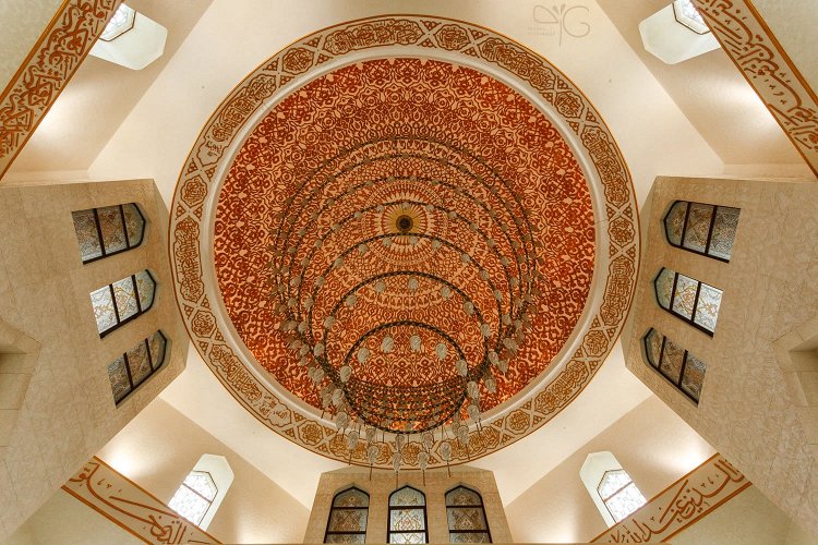 Интерьер Памятного знака, где хранится самый большой в мире печатный Коран