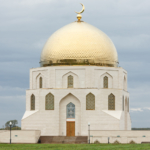 Памятный знак, где хранится самый большой в мире печатный Коран