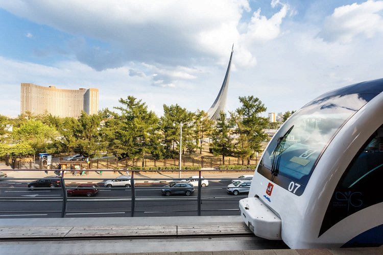 Гостиница Космос, Музей Космонавтики, головной вагон Монорельсовой транспортной системы Москвы. Станция Выставочный центр.