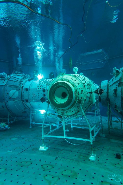 Макет Российского сегмента МКС (вид из иллюминатора в гидролаборатории в Центре подготовки космонавтов им. Ю.А.Гагарина)