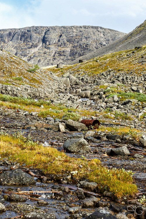 Подъём на перевал Безымянный: ручей, стекающий с отрогов Кукисвумчорра