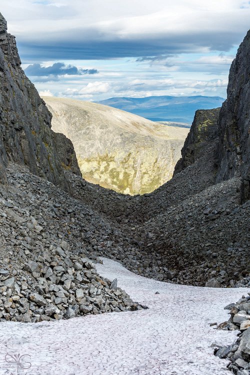 Вид с перевала Безымянный на отрог Кукисвумчорра, долину Тульйока и горы Ловозёрские Тундры