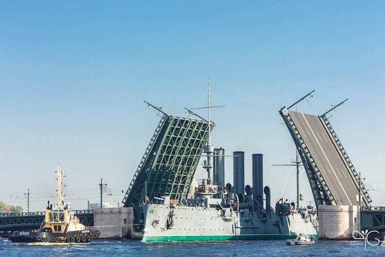 Крейсер Аврора проходит Дворцовый мост