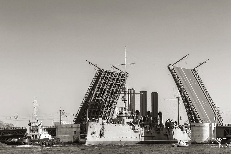 Крейсер Аврора проходит Дворцовый мост