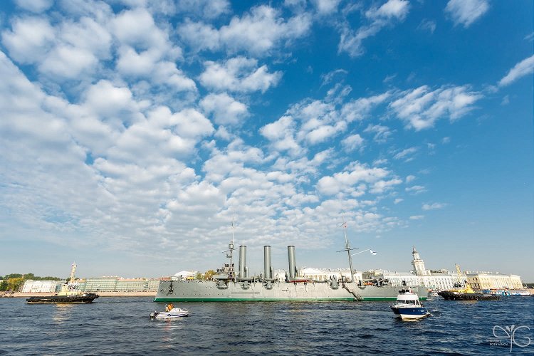 Крейсер Аврора проходит между Университетской и Адмиралтейской набережными