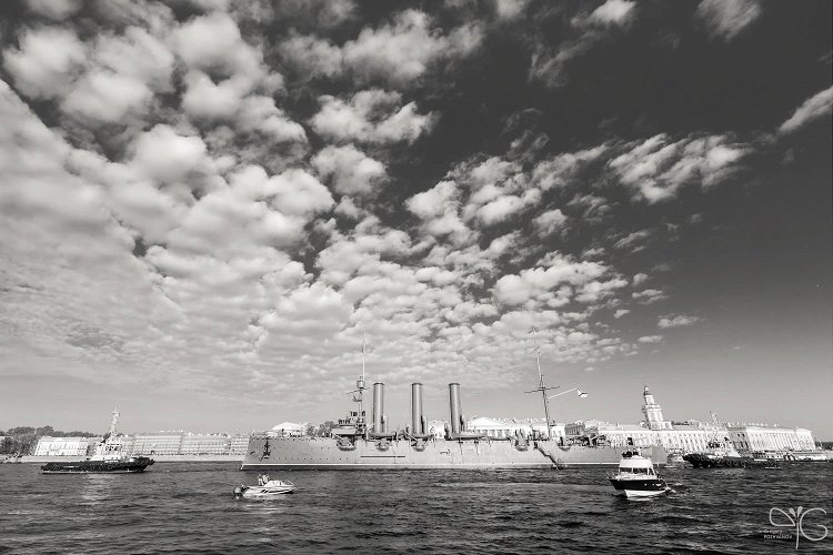 Крейсер Аврора проходит между Университетской и Адмиралтейской набережными