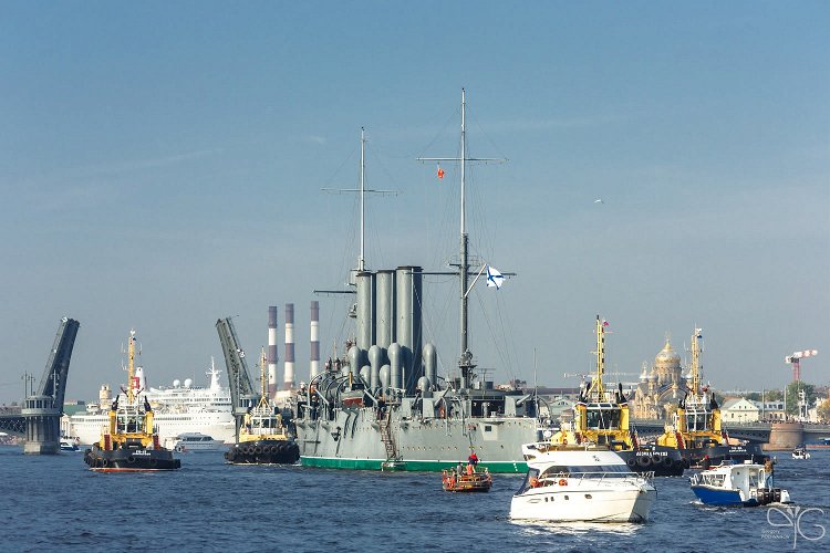 Крейсер Аврора подходит к Благовещенскому мосту (мосту Лейтенанта Шмидта)