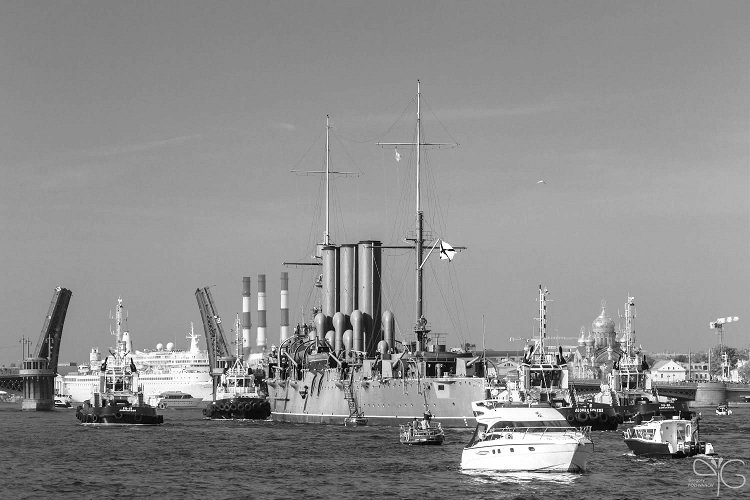 Крейсер Аврора подходит к Благовещенскому мосту (мосту Лейтенанта Шмидта)