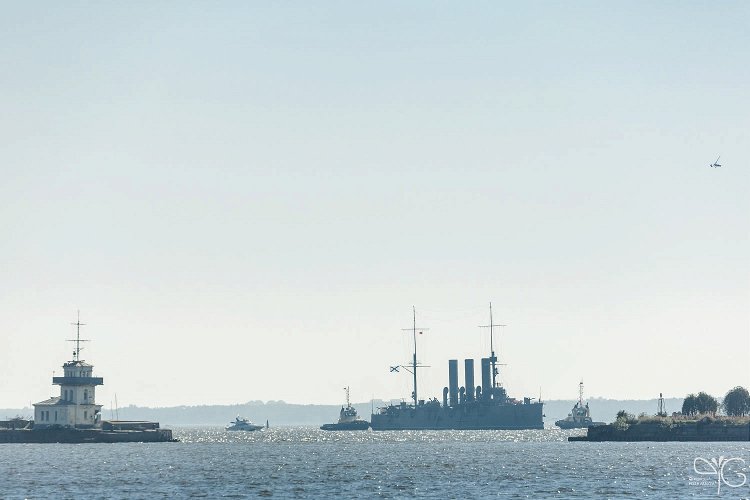 Крейсер Аврора подходит к гавани Кронштадта