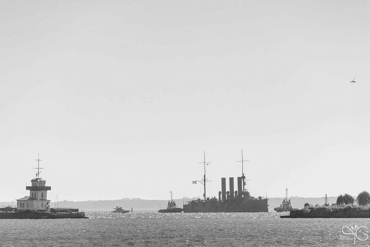 Крейсер Аврора подходит к гавани Кронштадта