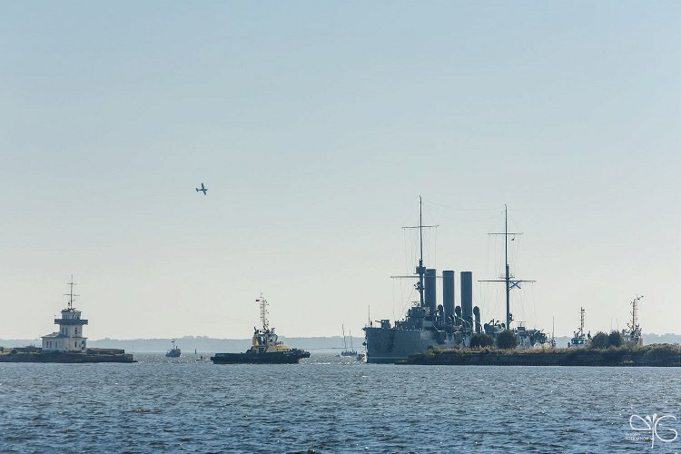 Разворот крейсера Аврора на входе в гавань Кронштадта