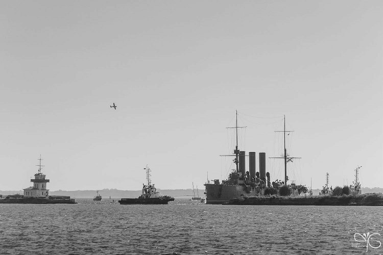 Разворот крейсера Аврора на входе в гавань Кронштадта