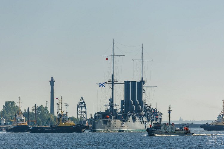Второй разворот крейсера Аврора перед заходом в Алексеевский док (док им. Велещинского)