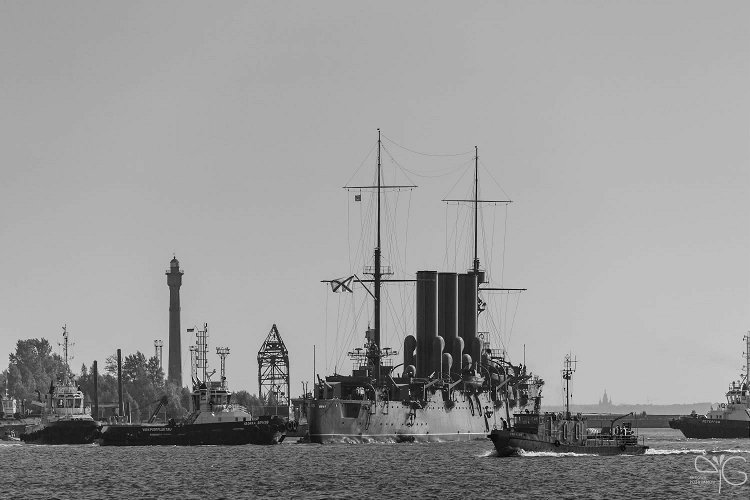 Второй разворот крейсера Аврора перед заходом в Алексеевский док (док им. Велещинского)