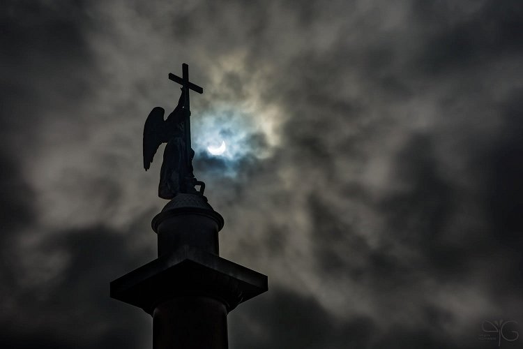 Ангел на Александровской колонне на фоне солнечного диска, прикрытого луной | Angel on top of Alexander Column in front of Sun eclipsed by Moon