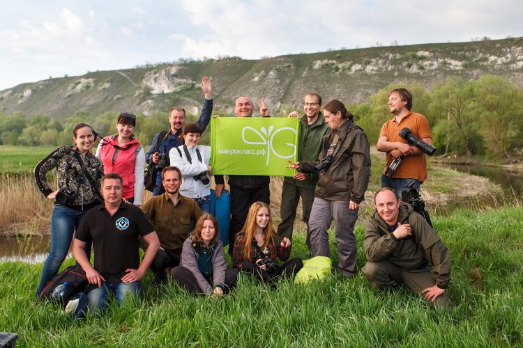 Участники фотомастерской Юлии Втюриной и Григория Пожванова в Дивногорье, 2 мая 2015, с флагом Макрокласса