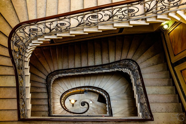 Парадная лестница в доме Елисеевых на Биржевой линии, 14