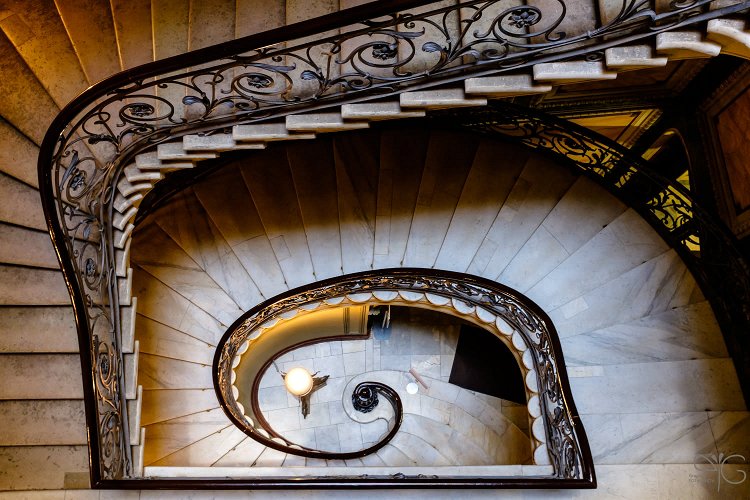 Парадная лестница в доме Елисеевых на Биржевой линии, 14