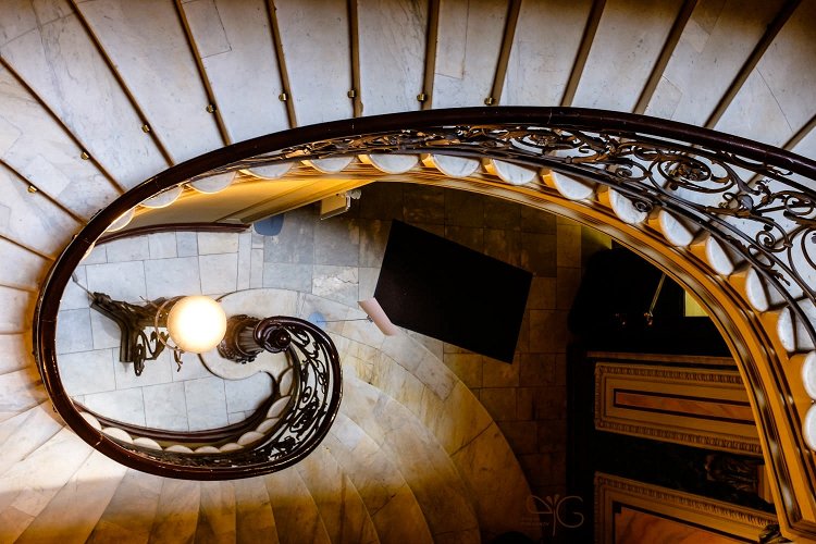 Парадная лестница в доме Елисеевых на Биржевой линии, 14