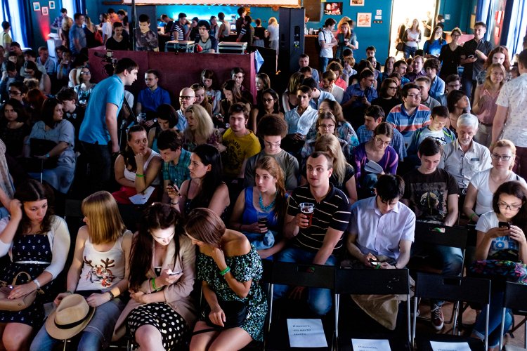 Зал битком набит ещё за полчаса до начала Science Slam