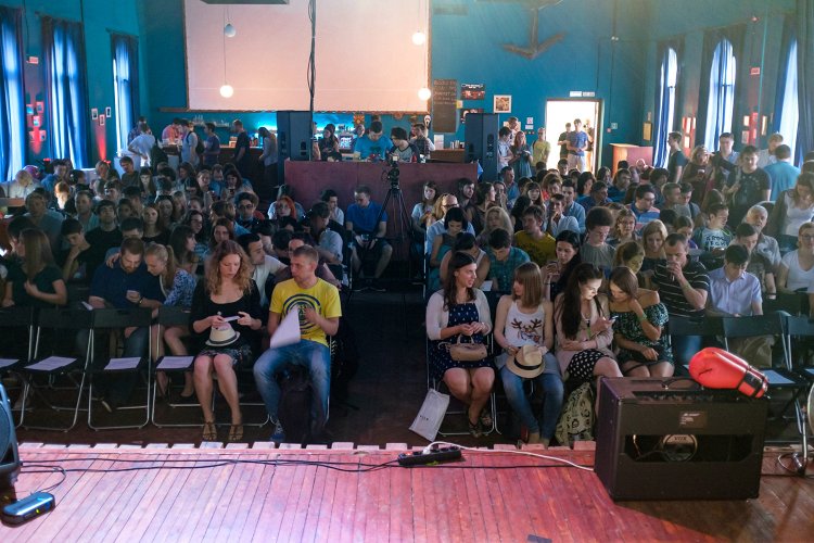 Зал битком набит ещё за полчаса до начала Science Slam