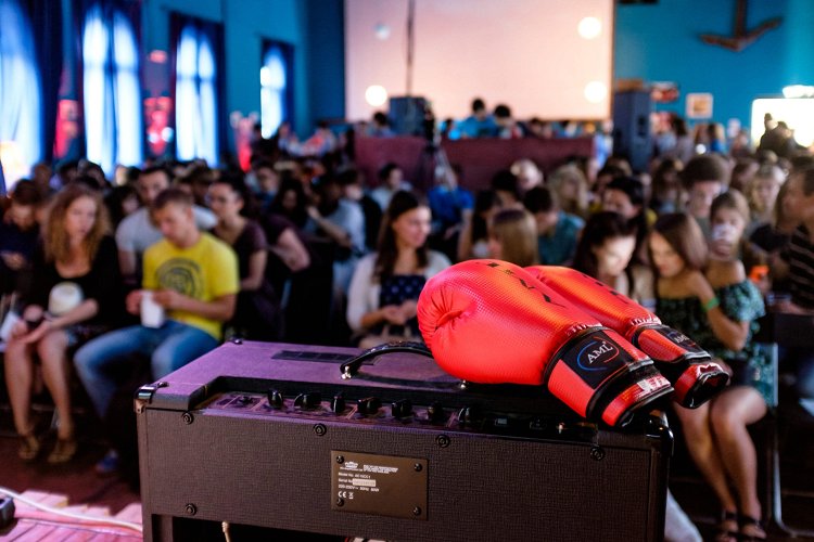 Боксёрские перчатки ждут победителя слэма