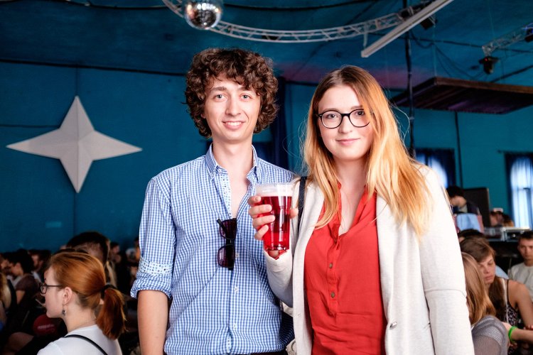 Слэмер Андрей Серяков и Анастасия Петрова в клубе MORE перед началом Science Slam