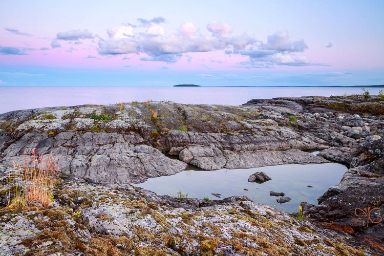 Розовый закат над островами Пятякянсаарет у открытой Ладоги