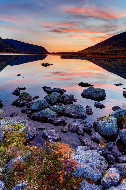 Яркие перистые облака на закатном небе