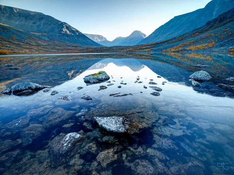 Камни на дне озера Тахтаръявр