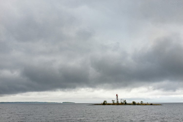 Остров с маяком на пути в Кижи