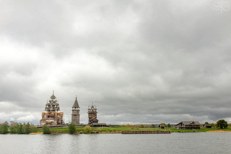 Вид на юго-западную часть острова Кижи с воды Онежского озера