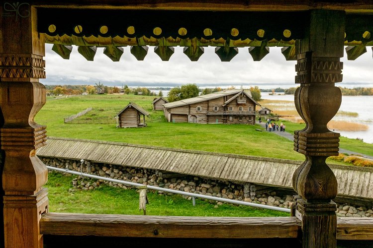 Вид на дом Ошевнева с высокого крыльца церкви Покрова Богородицы