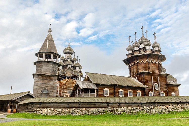Вид на Кижский погост с колокольней церквями Покрова Богородицы и Преображения Господня