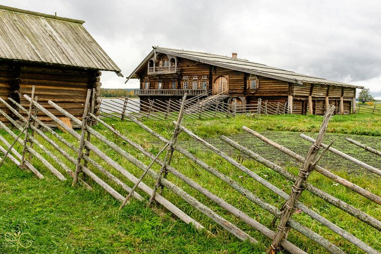 Забор на поле перед домом Ошевнева
