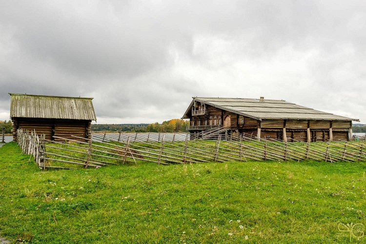 Поле с забором позади амбара и дома зажиточного крестьянина Ошевнева