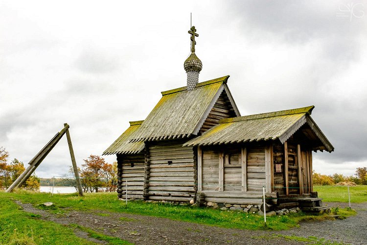 Церковь Воскрешения Лазаря, XVI в., и створный судоходный знак слева от здания