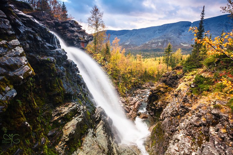 Вид на водопад Рисйок и хребет Индивичвумчорр