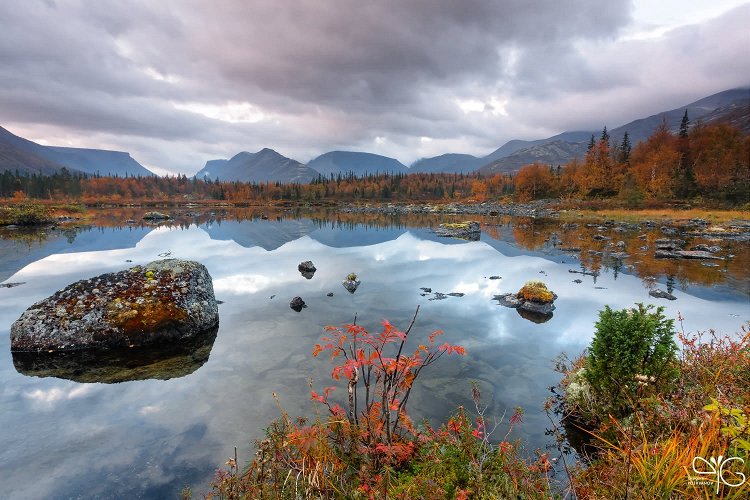 Вид на третье Полигональное озеро и горы, окружающие долину Кунийока